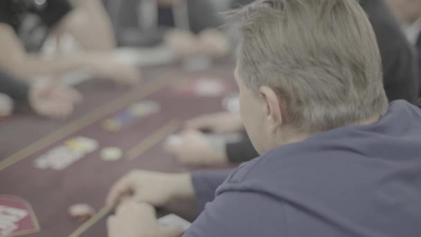 Играть в покер в казино. Азартные игры — стоковое видео
