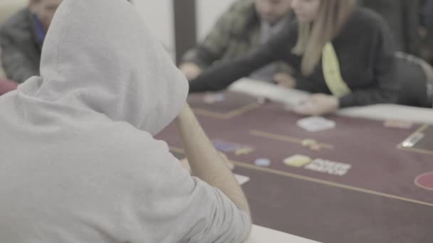 Jugar al póquer en un casino. Juegos de azar — Vídeos de Stock