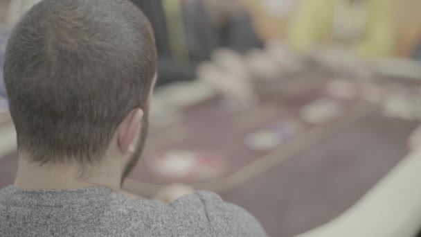 Giocare a poker in un casinò. Gioco d'azzardo — Video Stock