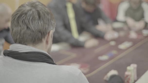 Jugar al póquer en un casino. Juegos de azar — Vídeos de Stock