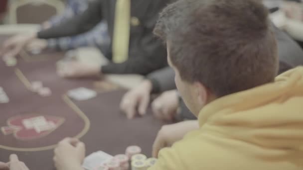 Poker spielen in einem Casino. Glücksspiel — Stockvideo