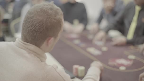 Giocare a poker in un casinò. Gioco d'azzardo — Video Stock