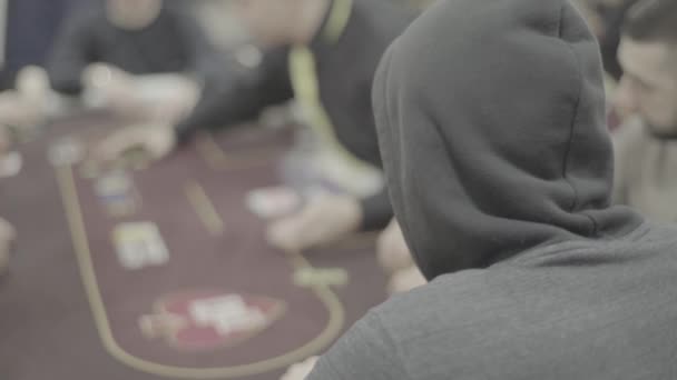 Poker spielen in einem Casino. Glücksspiel — Stockvideo