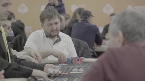 A jogar póquer num casino. Jogos de azar — Vídeo de Stock