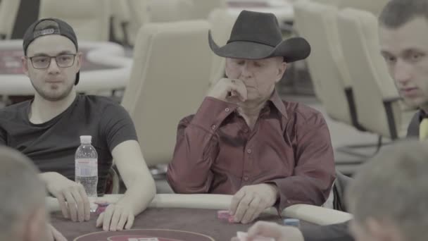 Jouer au poker dans un casino. Jeux d'argent — Video