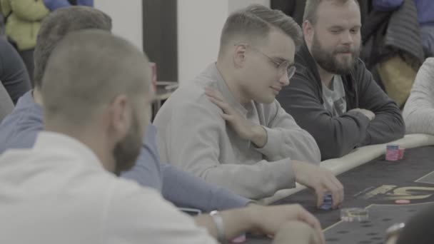 Giocare a poker in un casinò. Gioco d'azzardo — Video Stock