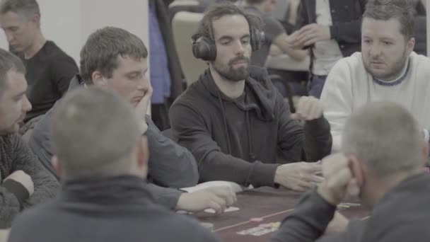 Poker spielen in einem Casino. Glücksspiel — Stockvideo