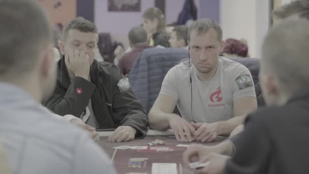 Spela poker på ett kasino. Spel — Stockvideo