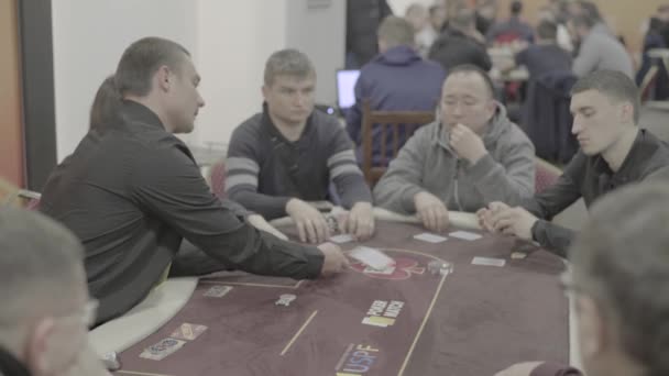 Jouer au poker dans un casino. Jeux d'argent — Video