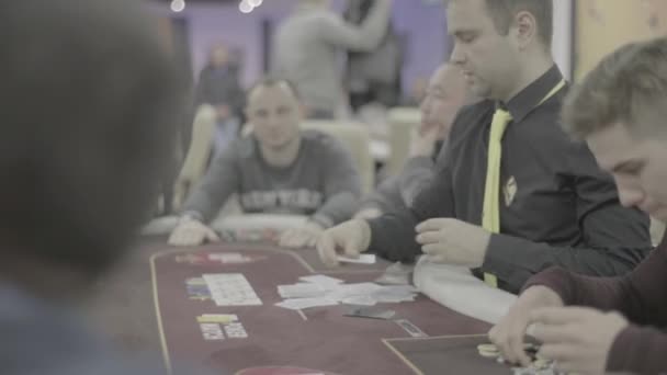 Jouer au poker dans un casino. Jeux d'argent — Video