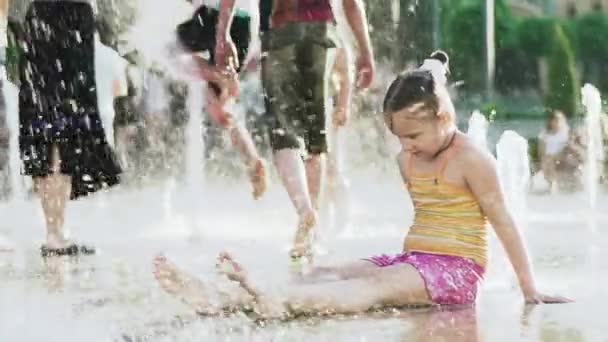 Mensen kinderen in de fontein in de zomer. Kiev. Oekraïne. Langzame beweging — Stockvideo