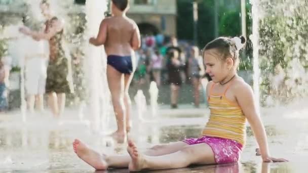 Pessoas crianças na fonte no verão. Kiev. Ucrânia. Movimento lento — Vídeo de Stock