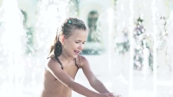 Děti v létě u fontány. Kyjev. Ukrajina. Zpomalený pohyb — Stock video
