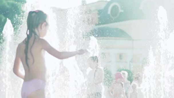 Mensen kinderen in de fontein in de zomer. Kiev. Oekraïne. Langzame beweging — Stockvideo