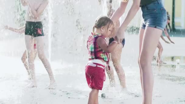 Děti v létě u fontány. Kyjev. Ukrajina. Zpomalený pohyb — Stock video