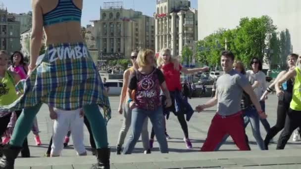 Dans aerobics in de buitenlucht. Langzame beweging. Kiev. Oekraïne — Stockvideo