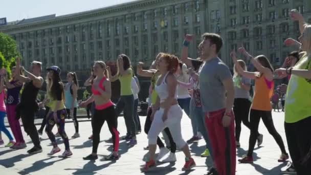 Baila aeróbic al aire libre. En cámara lenta. Kiev. Ucrania — Vídeo de stock