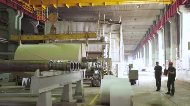 Werknemer werkt in een papierfabriek. Kiev. Oekraïne — Stockvideo