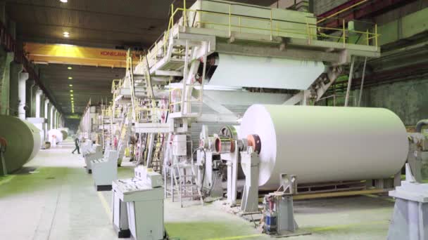 El trabajo de la máquina de la fábrica de papel. Kiev. Ucrania — Vídeo de stock