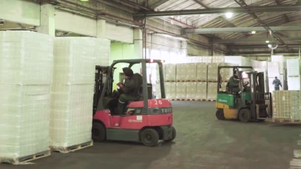 Trabajo de un cargador en un almacén de fábrica de papel. Kiev. Ucrania — Vídeo de stock