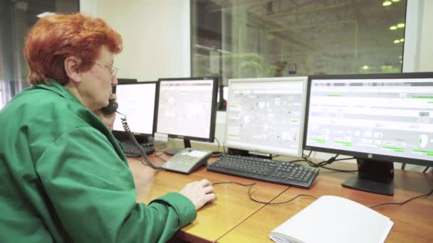 Le travail de la femme répartitrice dans la salle de contrôle de l'usine. La technologie. Kiev. Ukraine . — Video