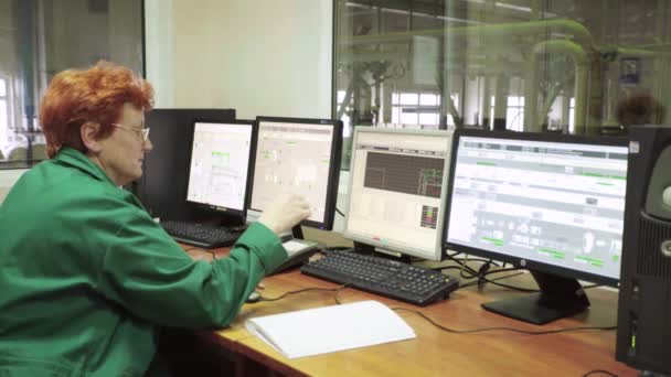 Le travail de la femme répartitrice dans la salle de contrôle de l'usine. La technologie. Kiev. Ukraine . — Video