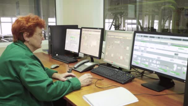 O trabalho da mulher despachante na sala de controle da fábrica. Tecnologia. Kiev. Ucrânia . — Vídeo de Stock