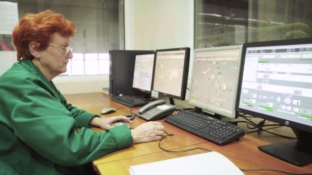 Le travail de la femme répartitrice dans la salle de contrôle de l'usine. La technologie. Kiev. Ukraine . — Video