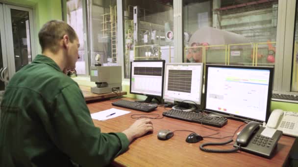 Le travail du répartiteur dans la salle de contrôle de l'usine. La technologie. Kiev. Ukraine . — Video