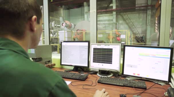 Le travail du répartiteur dans la salle de contrôle de l'usine. La technologie. Kiev. Ukraine . — Video