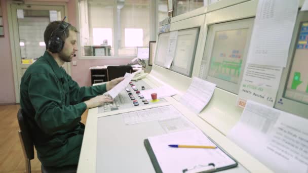 The work of the man dispatcher in the control room at the factory. Technology. Kyiv. Ukraine. — ストック動画