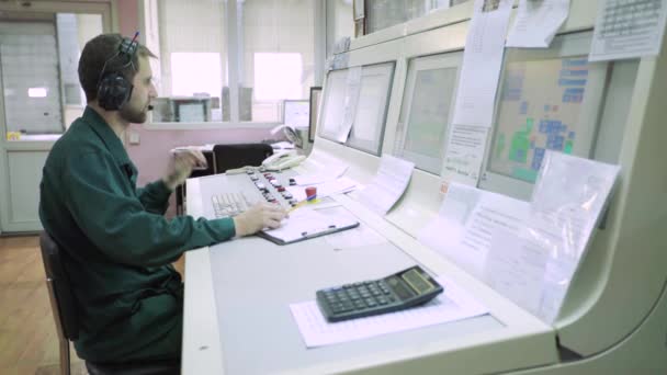 Le travail du répartiteur dans la salle de contrôle de l'usine. La technologie. Kiev. Ukraine . — Video