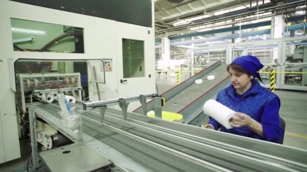 Trabajar en el transportador en una fábrica de papel. Tecnología. Fábrica. Kiev. Ucrania — Vídeos de Stock