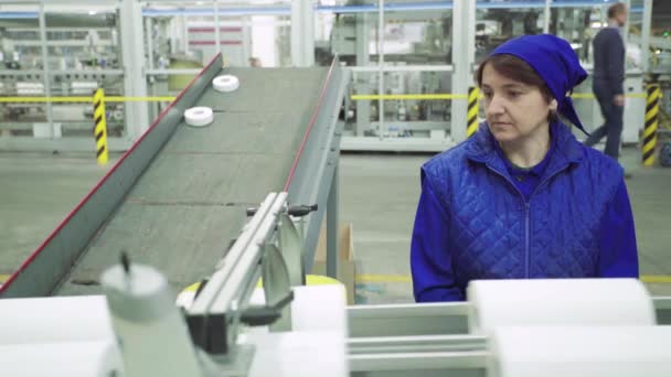 Работа на конвейере на бумажной фабрике. Технология. Фабрика. Киев. Украина — стоковое видео