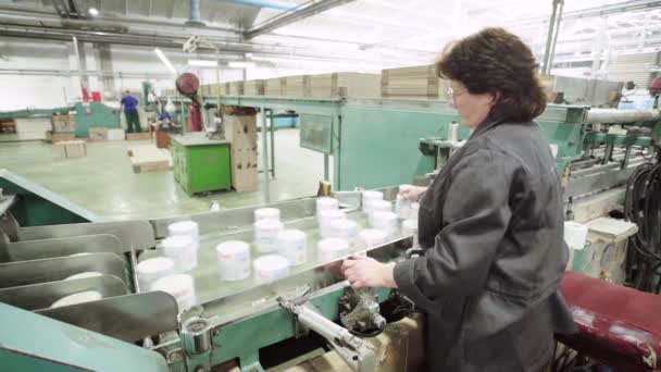 Работа на конвейере на бумажной фабрике. Технология. Фабрика. Киев. Украина — стоковое видео