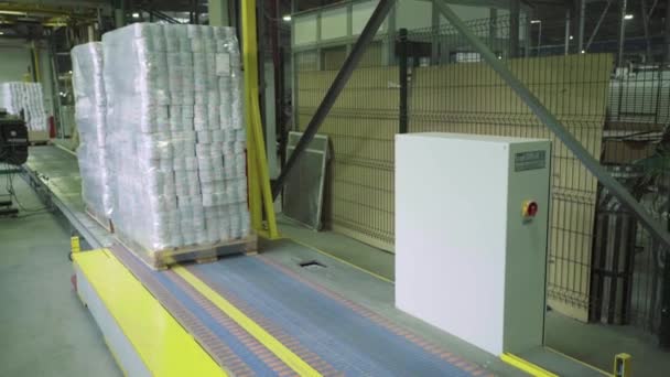 Un transportador de trabajo en una fábrica de papel. Tecnología. Fábrica. Kiev. Ucrania. — Vídeos de Stock