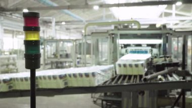 Kağıt fabrikasında çalışan bir taşıyıcı. Teknoloji. Fabrika. Kyiv. Ukrayna.