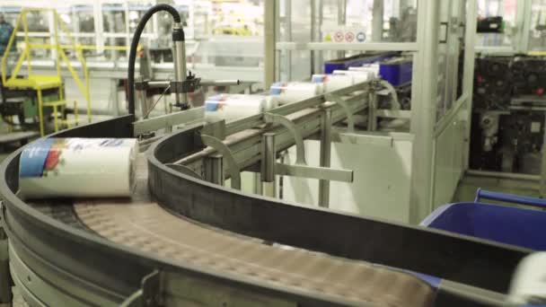 Een werkende transportband in een papierfabriek. Technologie. Fabriek. Kiev. Oekraïne. — Stockvideo