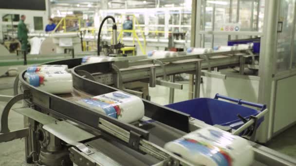 Een werkende transportband in een papierfabriek. Technologie. Fabriek. Kiev. Oekraïne. — Stockvideo
