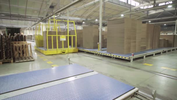 Un transportador de trabajo en una fábrica de papel. Tecnología. Fábrica. Kiev. Ucrania. — Vídeos de Stock