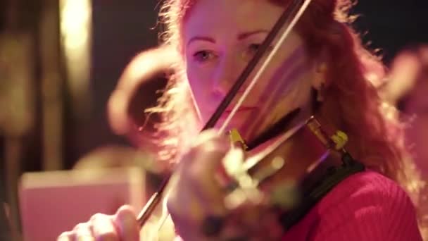 Κορίτσι βιολιστής παίζει βιολί. Κίεβο. Ουκρανία — Αρχείο Βίντεο