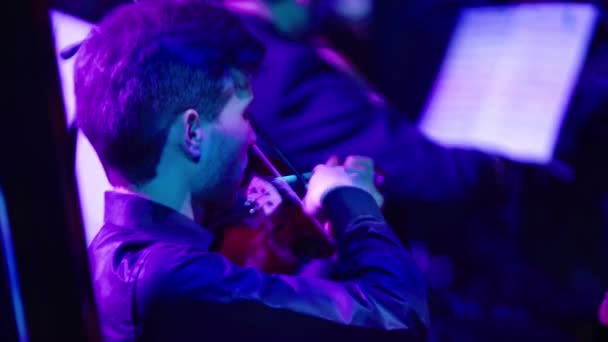 Mužský houslista hraje na housle. Kyjev. Ukrajina — Stock video