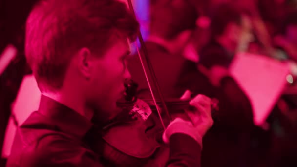 Mužský houslista hraje na housle. Kyjev. Ukrajina — Stock video