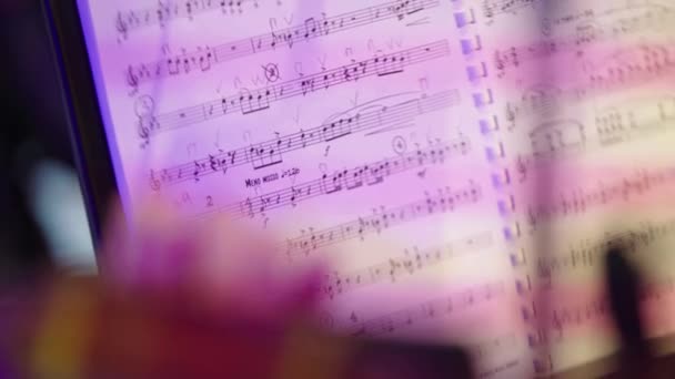 Bladmuziek op het podium tijdens de uitvoering van het orkest. Close-up. — Stockvideo