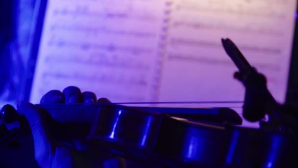 Partituras no palco durante a apresentação da orquestra. Close-up. — Vídeo de Stock