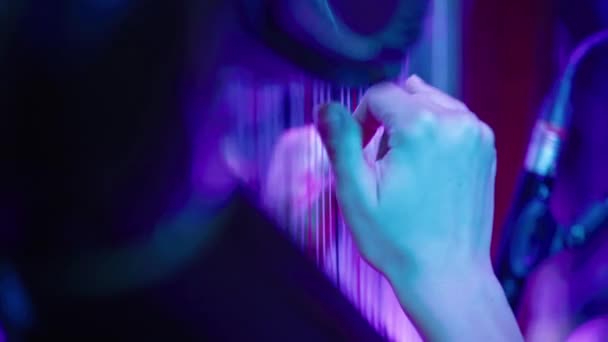 A mulher toca harpa. Close-up — Vídeo de Stock