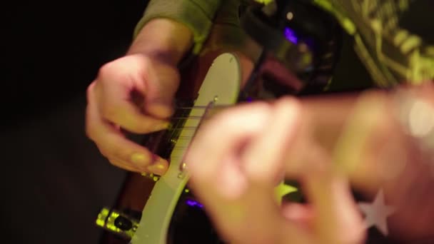 Primer plano de una guitarra en manos de un guitarrista — Vídeo de stock