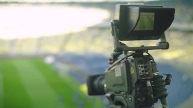 Bir futbol maçı sırasında stadyumda televizyon amerası. Televizyon.