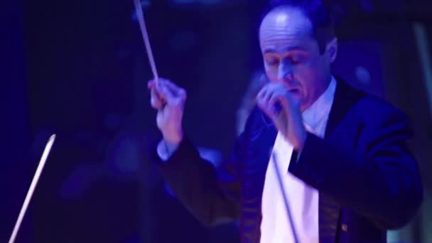 Дирижер-мужчина дирижирует оркестром . — стоковое видео