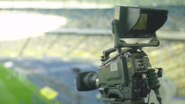 Tv kamera a stadionban egy focimeccs alatt. Tv. — Stock videók